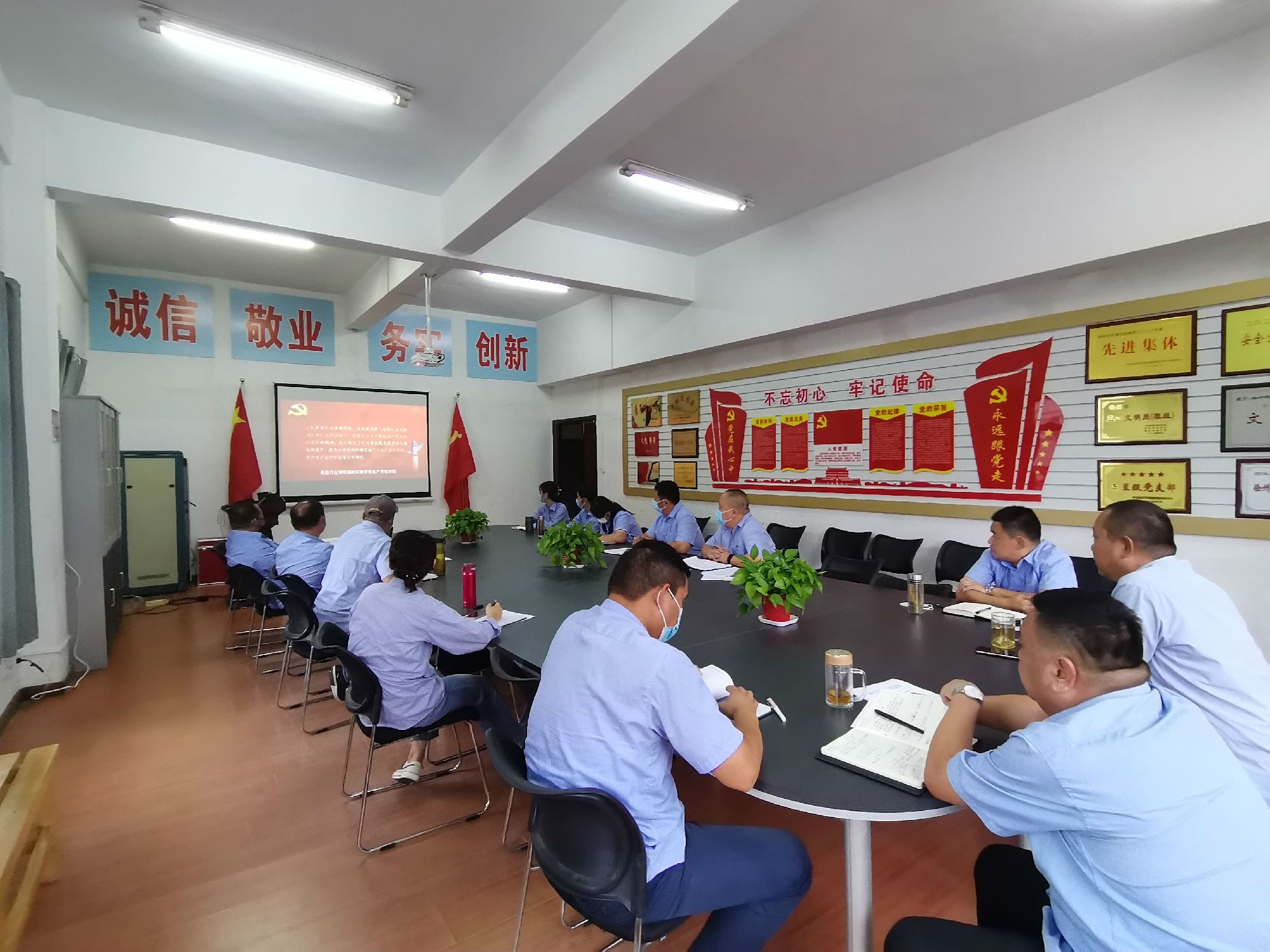 新區(qū)機關管理人員觀看宣傳視頻.jpg